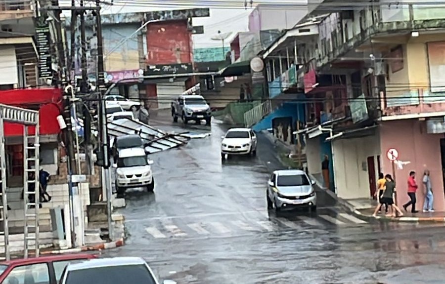 VÍDEO: Chuva alivia fumaça em Cruzeiro do Sul, mas fortes ventos causam estragos