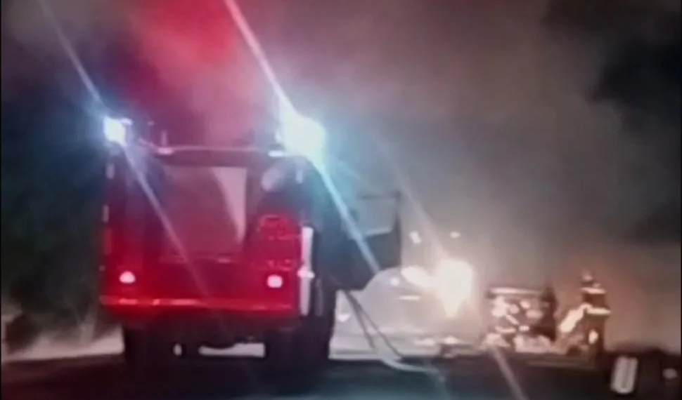 Veículo é destruído por incêndio na BR-364