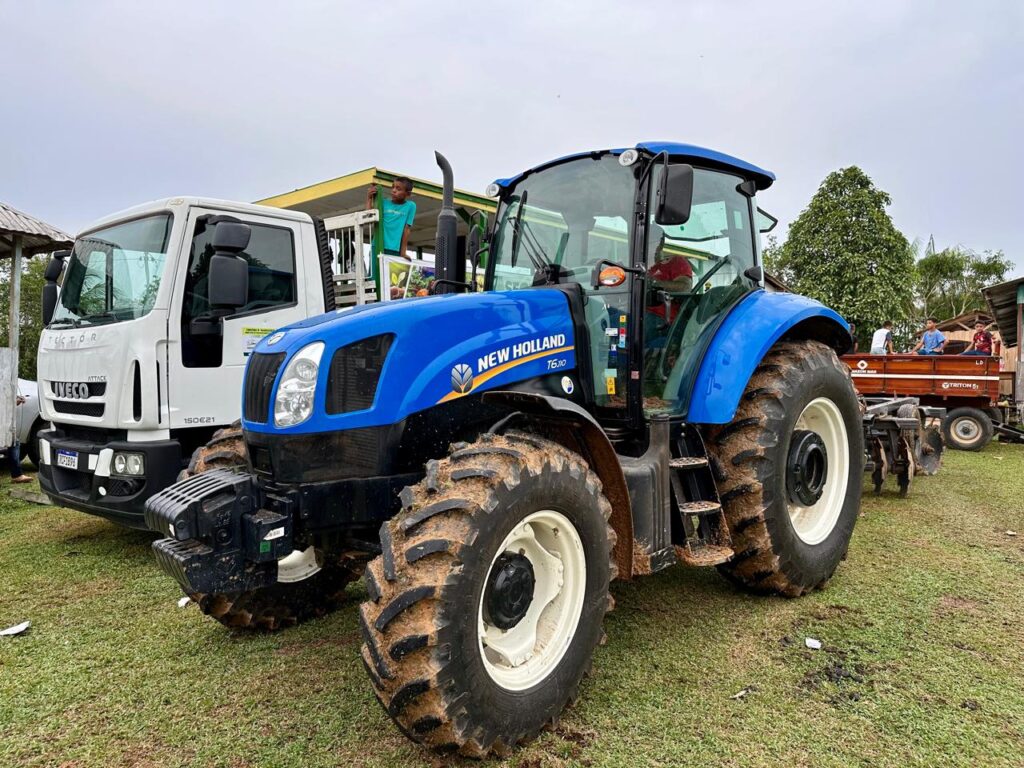 Prefeito Jailson Amorim entrega caminhão e trator agrícola para as comunidades Apuí e São João