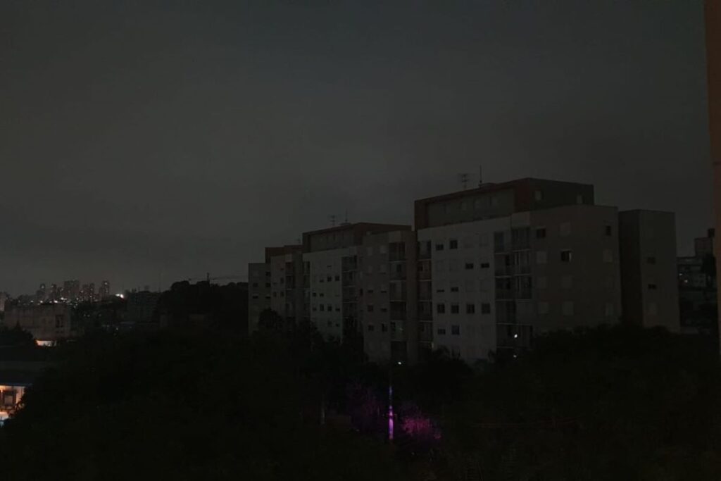 Após 24h, apagão em São Paulo ainda atinge 1,35 milhão de consumidores apos-24h,-apagao-em-sao-paulo-ainda-atinge-1,35-milhao-de-consumidores