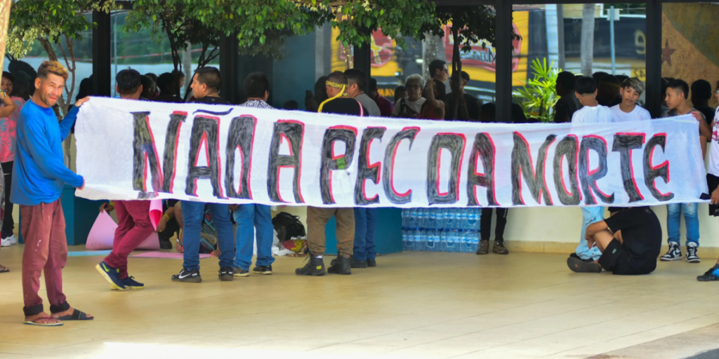 Povos indígenas do Acre se reúnem em frente à Aleac contra PEC do Marco Temporal