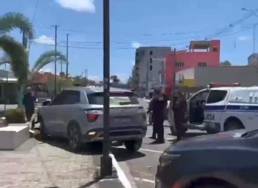 VÍDEO: Acidente de trânsito destrói canteiro da praça Orleir Cameli
