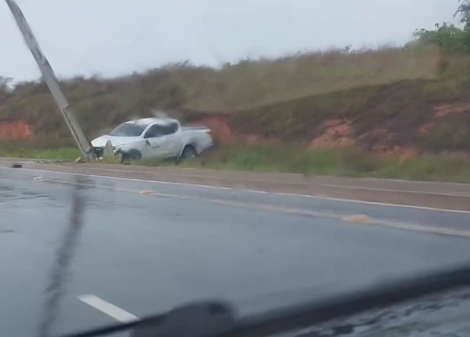 VÍDEO: Com pista molhada, condutor perde o controle de caminhonete e colide contra poste na AC-405