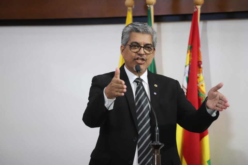 Edvaldo Magalhães denuncia que videoaula exigida no concurso da Educação está expondo dados dos candidatos; prova viola regras do Youtube