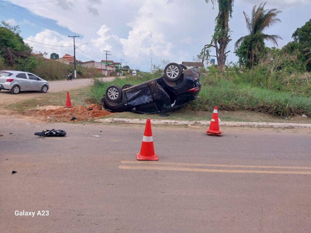 Carro capota após colidir com outro veículo em cruzamento no interior do Acre