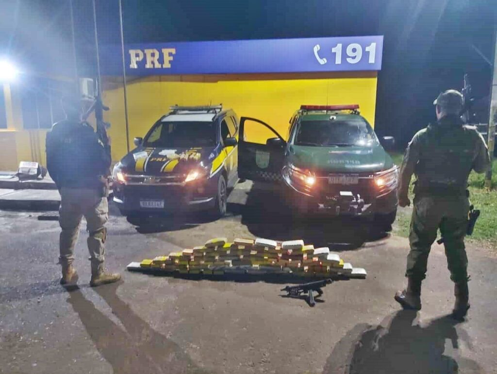 Ação conjunta PM e PRF apreende 55 kg de drogas e submetralhadora na BR-364