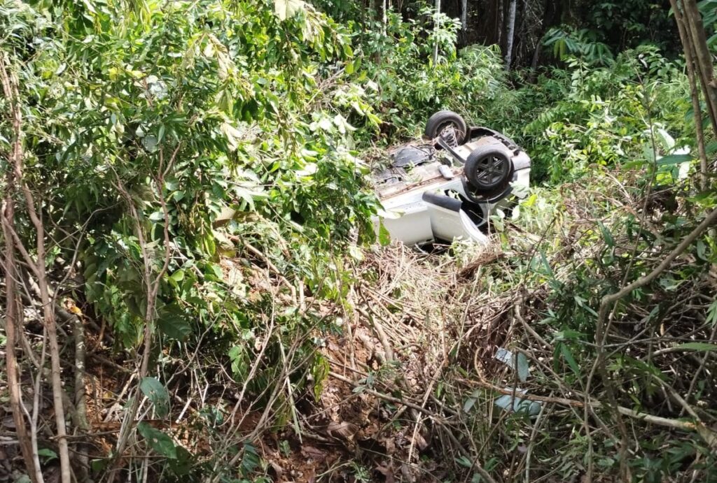Família sofre acidente grave e carro fica completamente destruído na BR-364