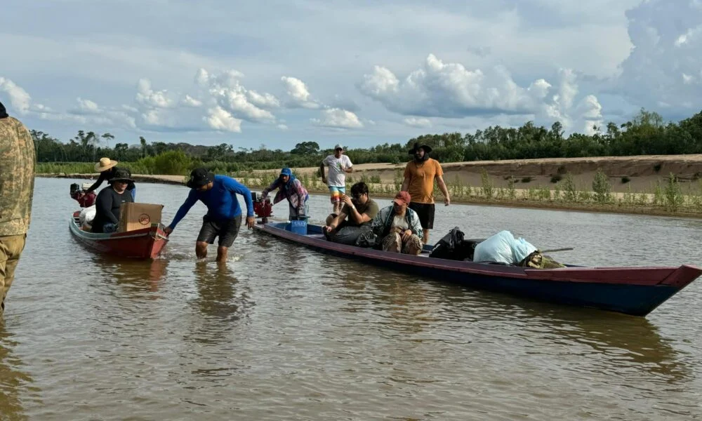 Projeto Cidadão enfrenta seca do Rio Iaco para levar atendimentos a aldeia indígena