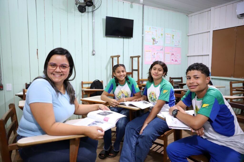 Determinação para sobreviver e abnegação para ensinar tornam professora do Estado exemplo para alunos de escola rural