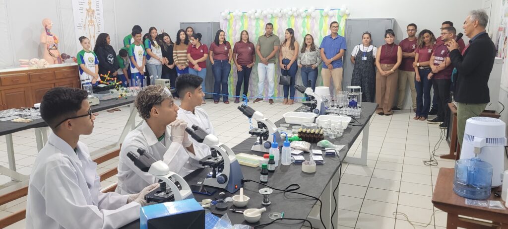 Escola Tancredo de Almeida Neves inaugura laboratório de ciências para alunos do ensino integral