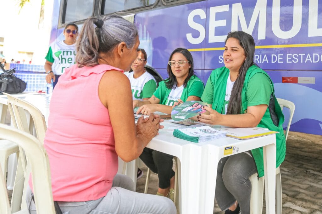 Ônibus Lilás da Semulher realiza atendimentos em Cruzeiro do Sul