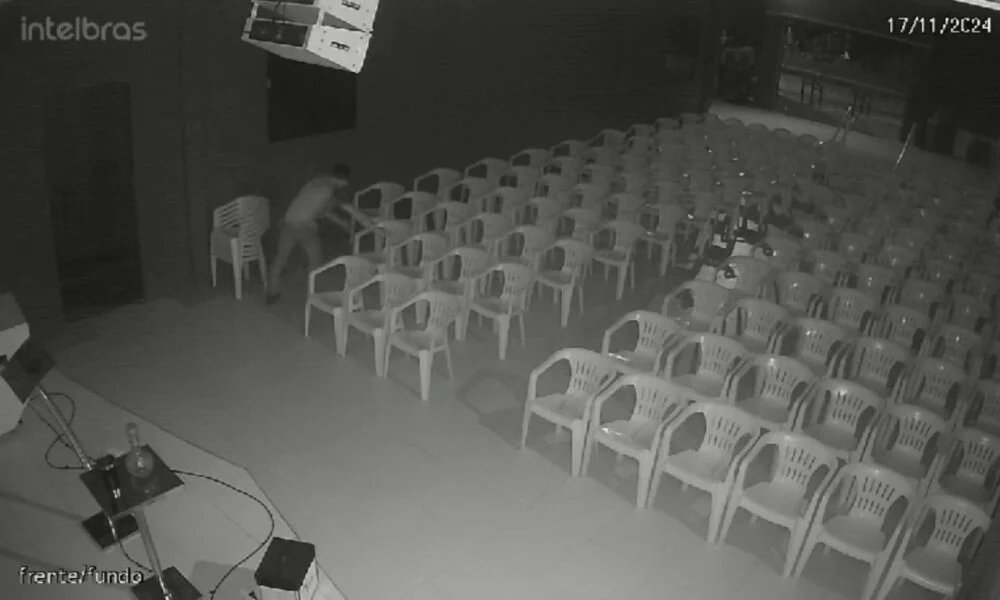 VÍDEO: No Acre, homem invade igreja e furta cadeiras e equipamento musical