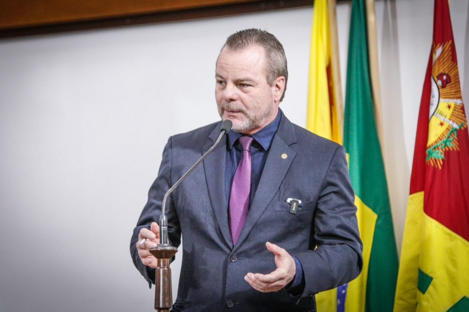 Deputado quer restringir uso de celular em escolas públicas e privadas do Acre