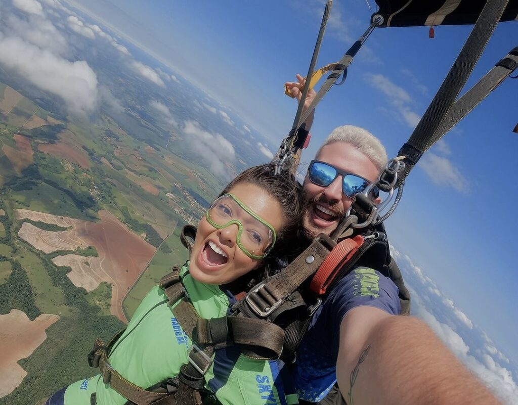 Influenciadora de Cruzeiro do Sul vive aventura radical e realiza sonho de infância ao pular de paraquedas em SP
