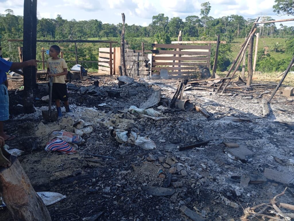Incêndio destrói casa de trabalhadores rurais no AC: “Ficamos só com a roupa do corpo”