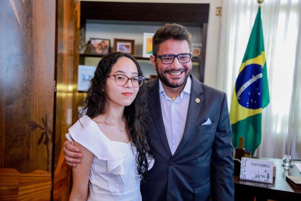 Jovem acreana selecionada para cursos de liderança nos Estados Unidos recebe apoio do governo para realizar sonho