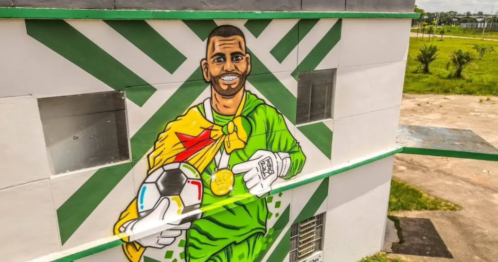 Artistas homenageiam goleiro Weverton com grafite gigante no Arena da Floresta