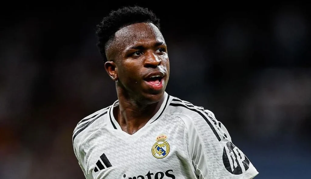 Torcidas de Barcelona e Atlético de Madri provocam Vini: ‘Bola de praia’