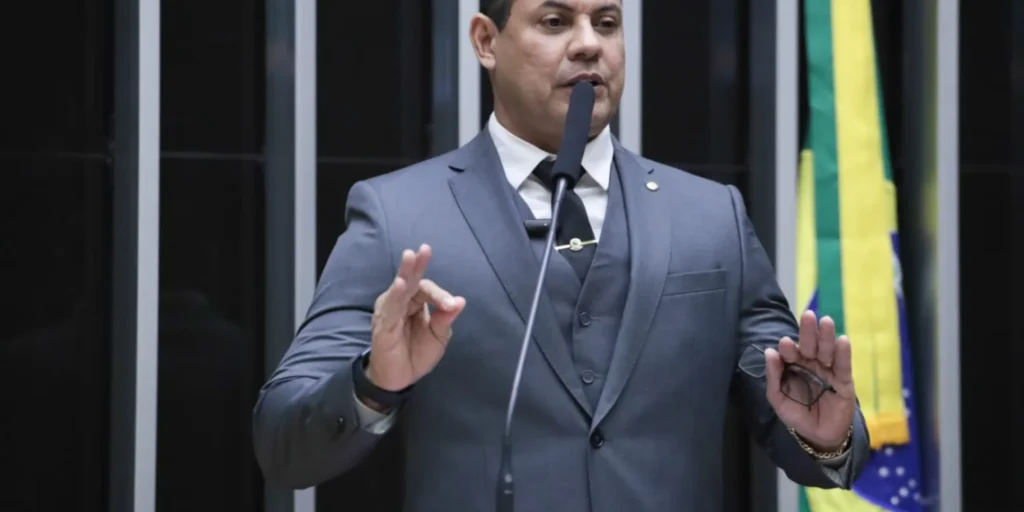 ‘Não vou nessa porcaria’, diz deputado Ulysses Araújo sobre filme ‘Ainda estou aqui’, que aborda época da ditadura