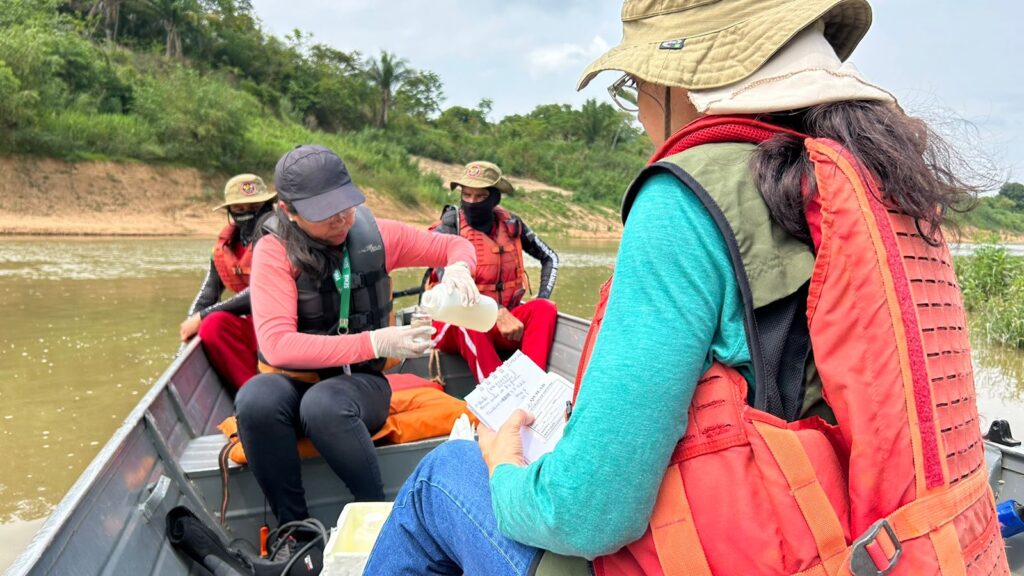 Extremos climáticos e baixa concentração de oxigênio são apontados como possíveis causas da mortandade de peixes no Rio Acre