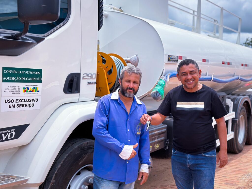 Porto Walter recebe primeiro caminhão-pipa da cidade