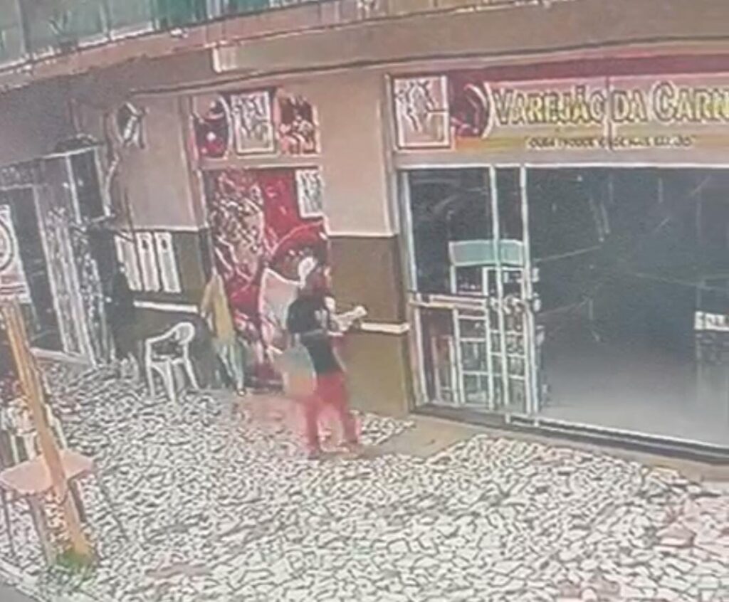 Cruzeiro do Sul: câmeras flagram homem roubando celular em açougue; ASSISTA