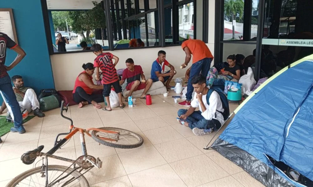 Moradores expulsos de área no bairro São Francisco acampam na entrada da Assembleia
