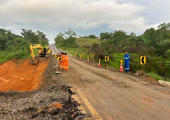 Trecho da BR-317 é liberado após rompimento parcial; obras continuam