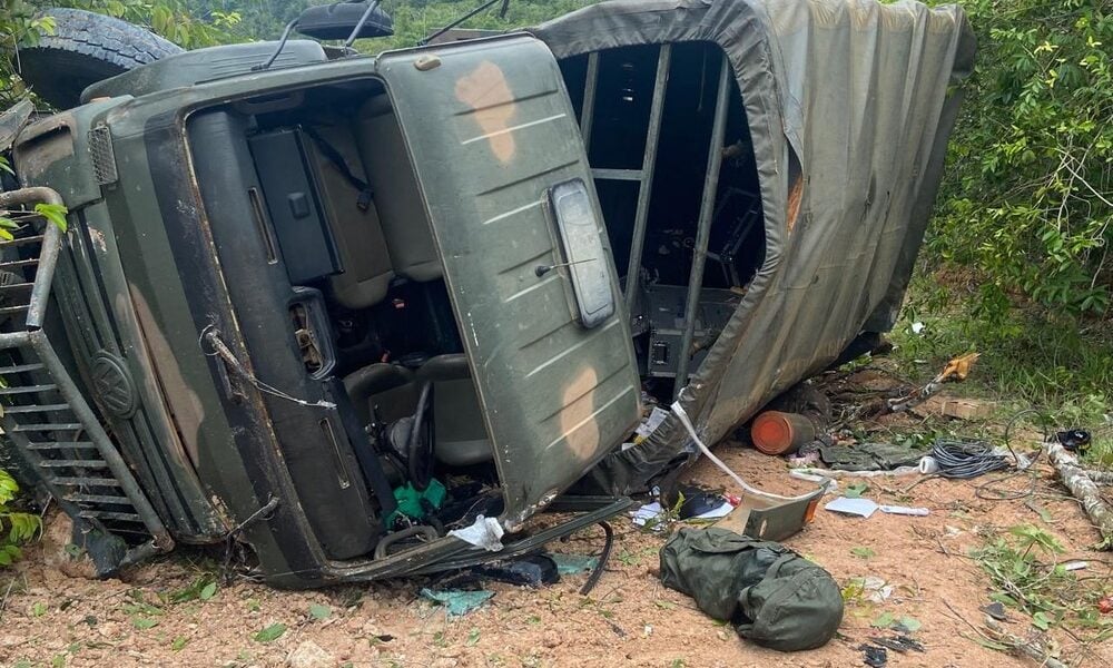 Caminhão do 4º BIS do Acre cai em ribanceira e mata militar na BR-364
