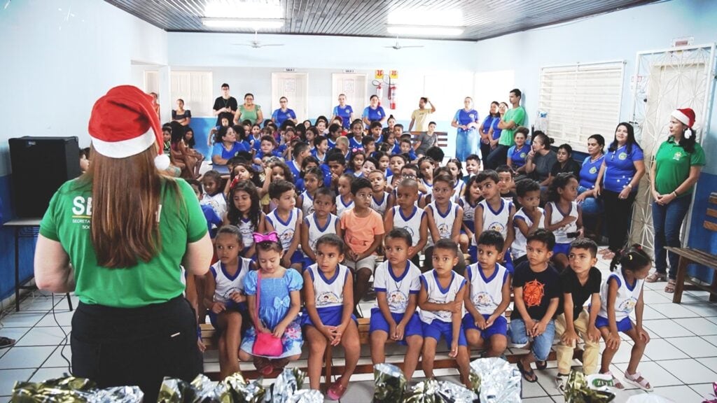Estado entrega brinquedos para crianças de Cruzeiro do Sul, por meio da campanha Natal Compartilhando Esperança