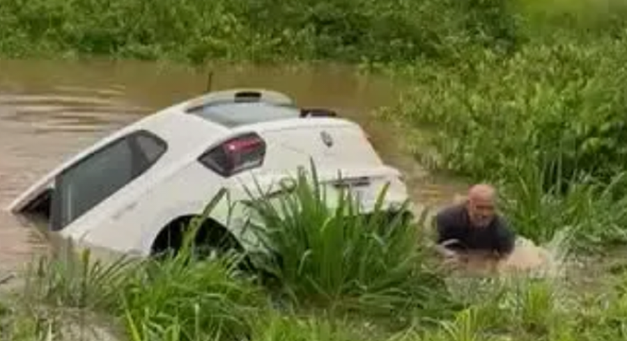 Motorista perde o controle e cai em açude na BR-364; ASSISTA