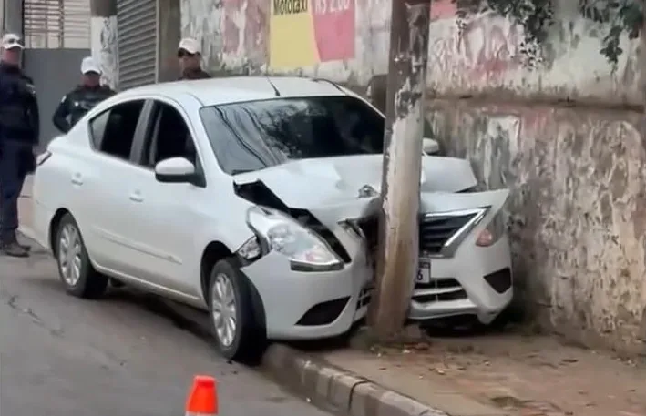 Motorista de aplicativo desmaia ao volante e colide com poste em Rio Branco