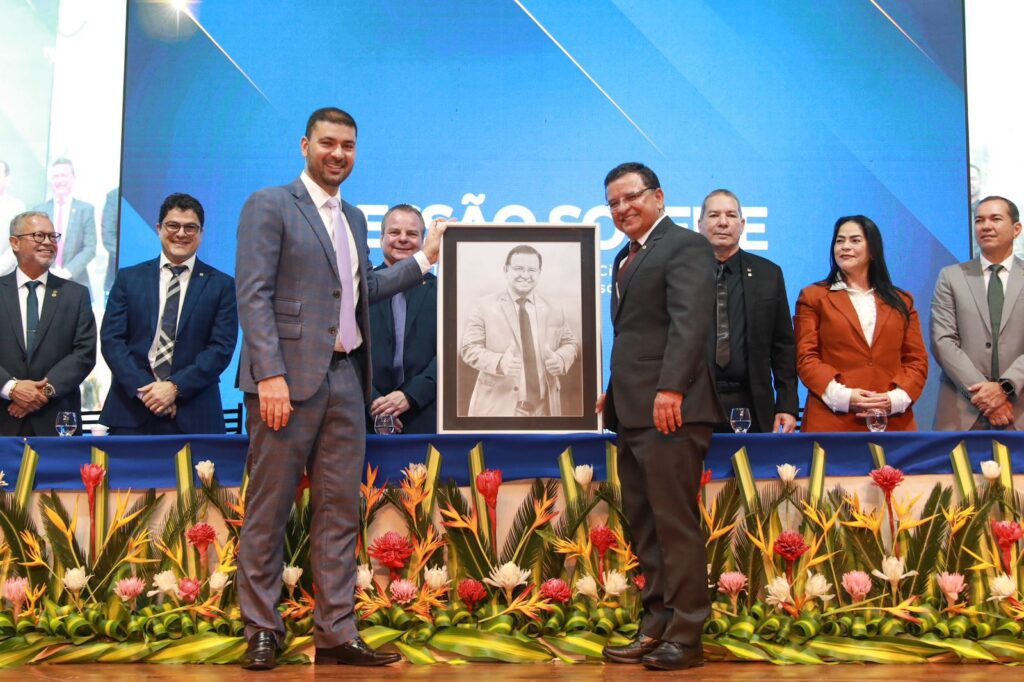 Nicolau Júnior homenageia Luiz Gonzaga com quadro exclusivo na sessão de encerramento do ano legislativo