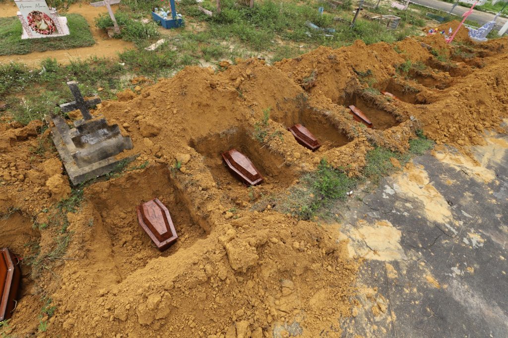 Mais de 15 fetos abandonados em maternidade são enterrados em Manaus