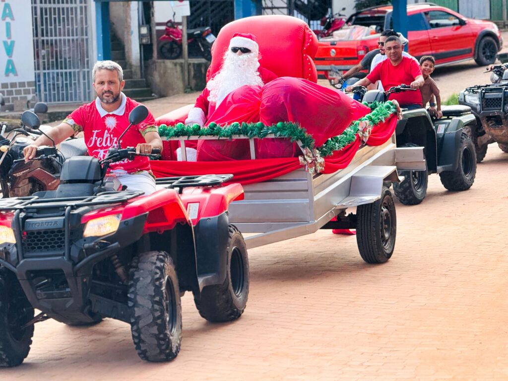 Papai Noel de Porto Walter chega de quadriciclo com 4 mil presentes