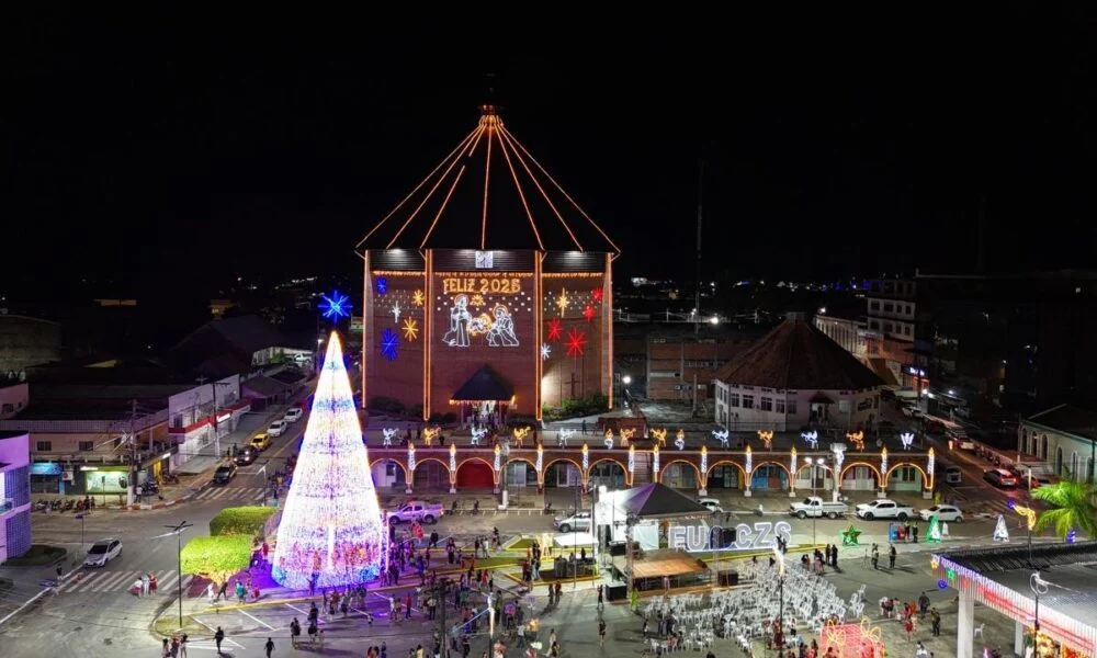 Com musical, Cruzeiro do Sul acende luzes de Natal com árvore de 22 metros