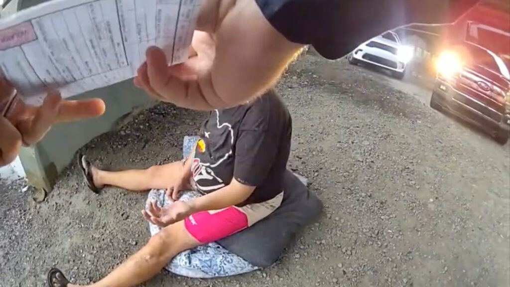 Policial multa sem-abrigo que estava em trabalho de parto na rua nos EUA