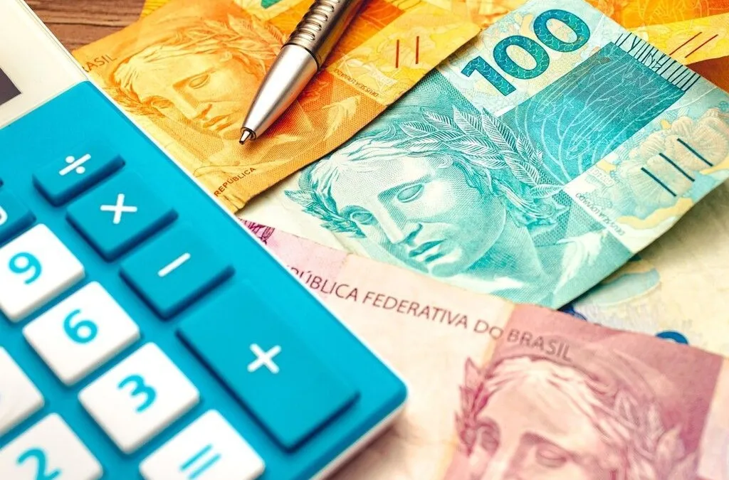 Mercado aumenta previsões para juros, inflação e dólar em 2025 após apresentação do pacote fiscal