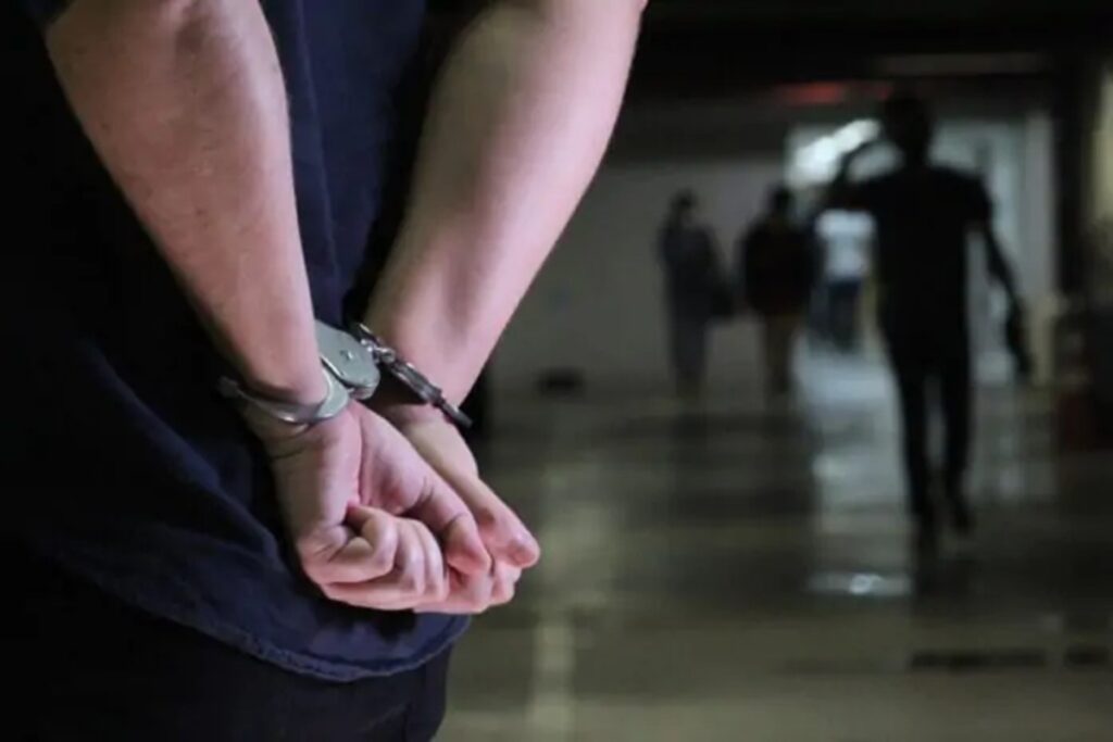 Enfurecido, genro empurra sogra de escada e tenta matá-la enfurecido,-genro-empurra-sogra-de-escada-e-tenta-mata-la