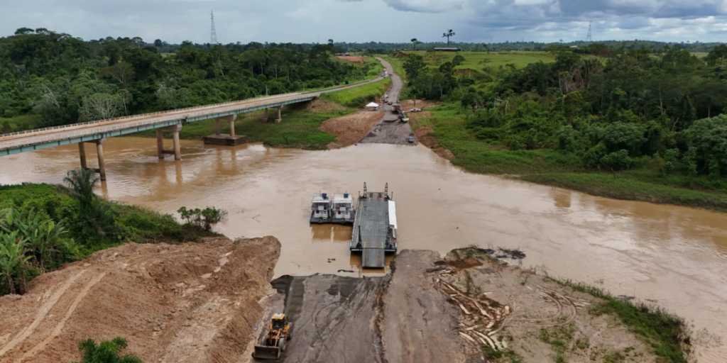 Balsa do Deracre chega ao Rio Caeté para garantir tráfego na BR-364