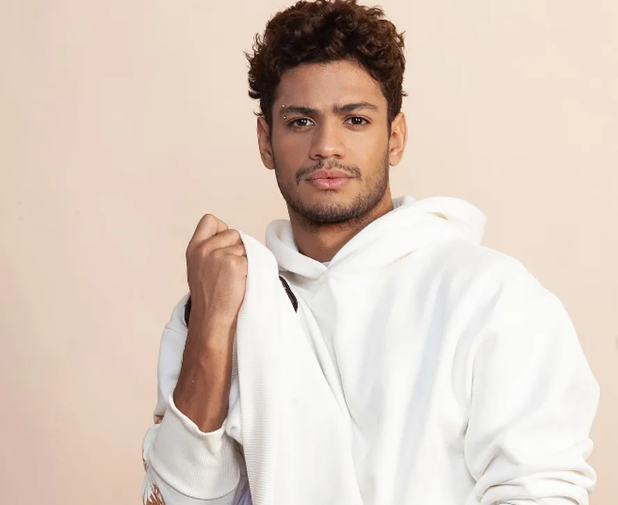 Ex-BBB é acordado por engano por policiais armados em operação contra máfia da metanfetamina