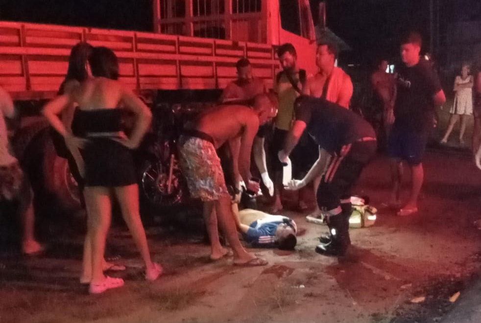 Casal em motocicleta colide com caminhão parado no bairro Pé da Terra, em Mâncio Lima