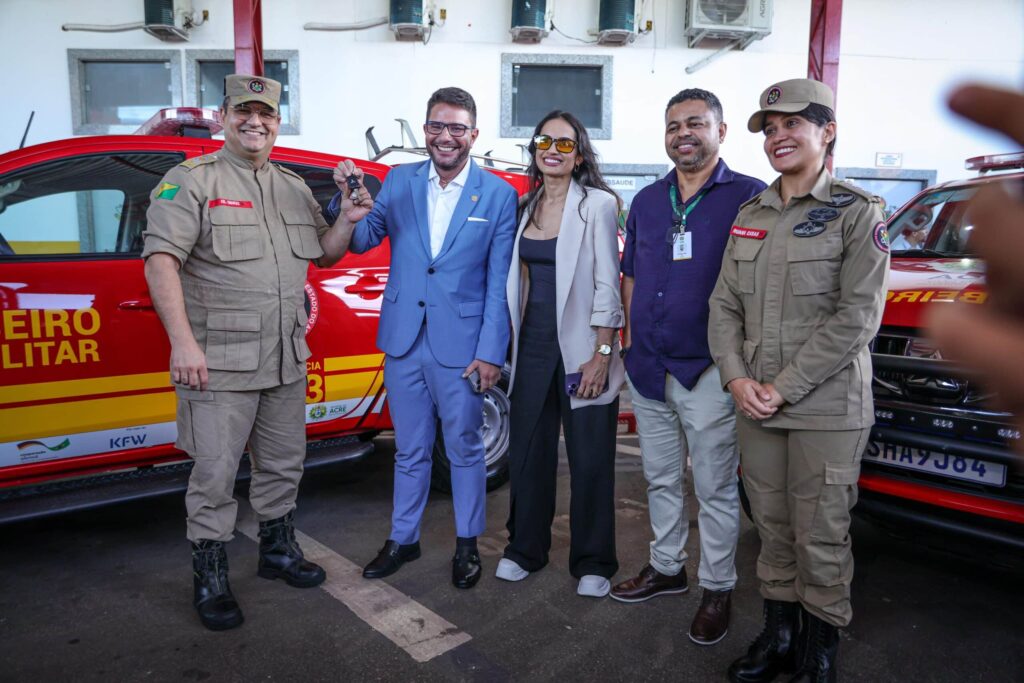 Governo do Acre entrega novos veículos ao Corpo de Bombeiros e FEM