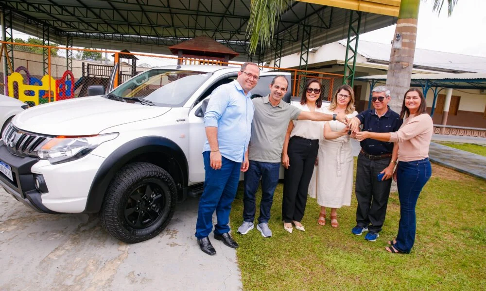 Mailza e Zequinha entregam equipamentos e veículo para Fundação Betel