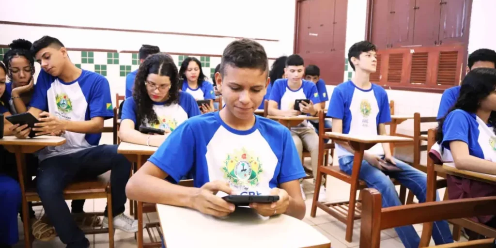 SEE aguarda orientações do MEC para definir regras contra o uso de celulares nas escolas do Acre