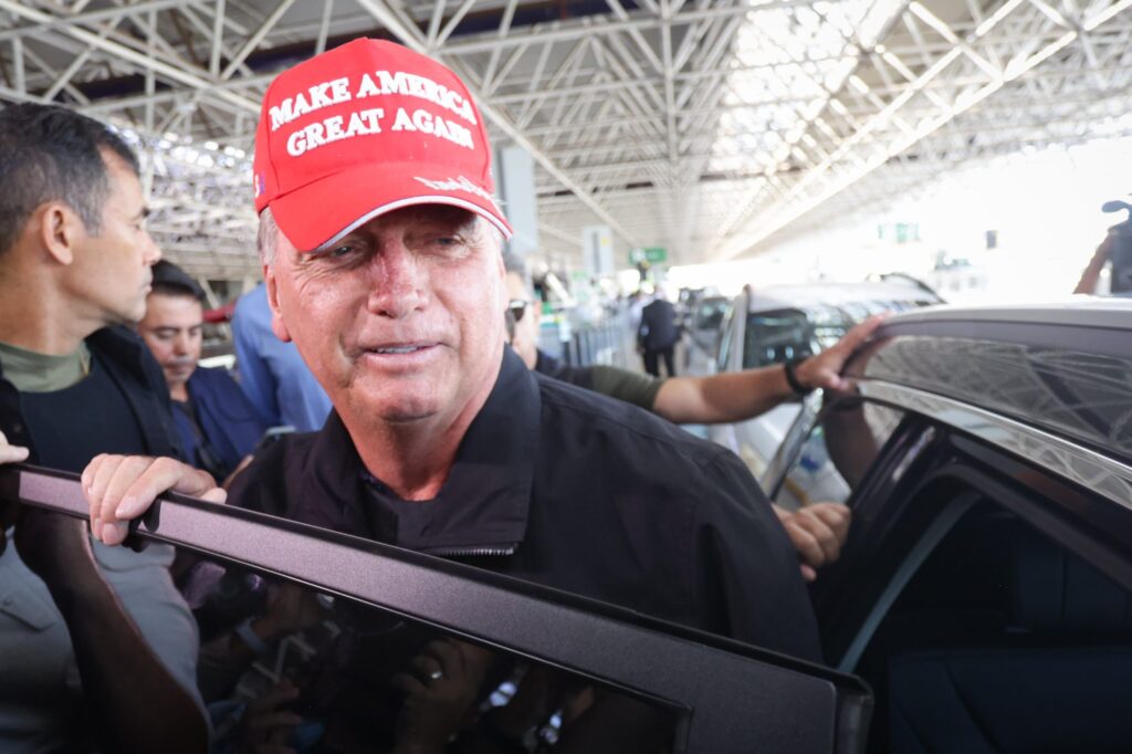 Bolsonaro encomenda boné com frase: veja novo slogan bolsonaro-encomenda-bone-com-frase:-veja-novo-slogan