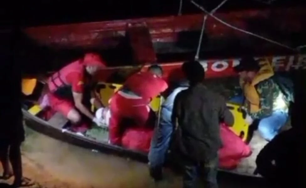 Colisão entre embarcações deixa três feridos no rio Jurupari, em Feijó; ASSISTA