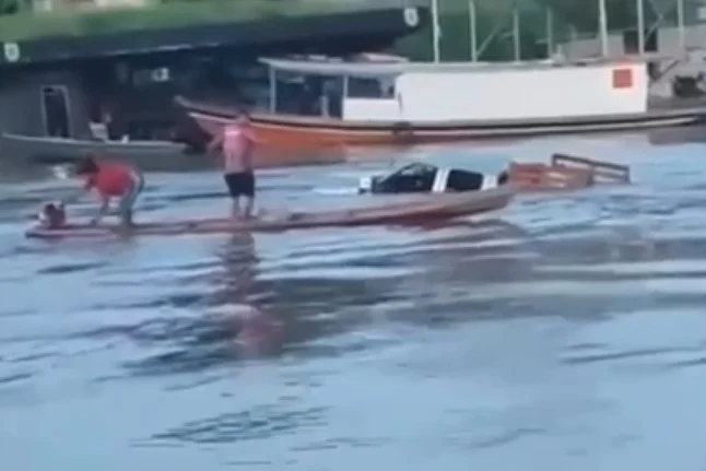 Caminhonete cai no rio Juruá enquanto era carregado de açaí; ASSISTA