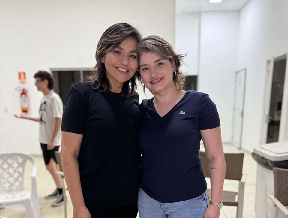 Arquiteta Carol Castro comemora aniversário ao lado da esposa, Jéssica Sales e de amigos