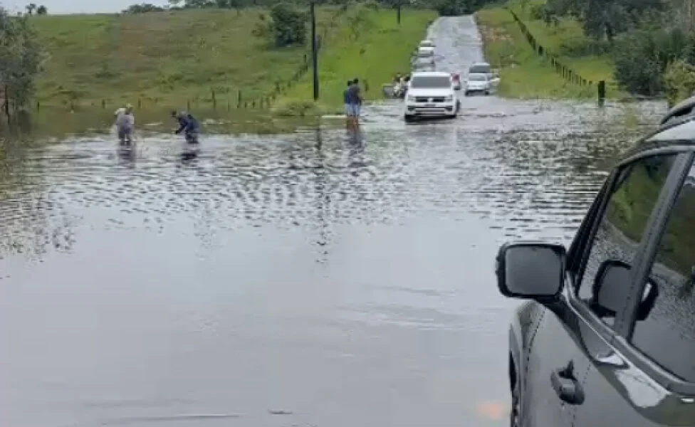 Igarapés em Cruzeiro do Sul transbordam após grande volume de chuva